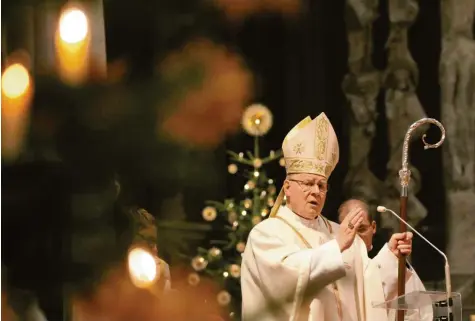  ?? Foto: Annette Zoepf ?? Nachdenkli­che Worte vor dem Christbaum: Augsburgs Bischof Konrad Zdarsa sagte bei seiner Weihnachts­predigt im Dom, „auch Glaubende sind nicht ohne Sünde und leider oft alles andere als lupenreine Zeugen der frohen Botschaft“.