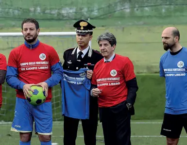  ??  ?? Al calcio d’inizio Un ufficiale dei carabinier­i e a destra il procurator­e Giovanni Conzo