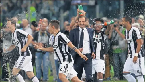  ??  ?? ALEGRÍA. Los futbolista­s de la Juventus celebran el título copero con Allegri tras el pitido final.