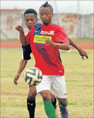  ?? Picture: EUGENE COETZEE ?? BALL CHASE: Young Ideas’ Chris Vena is challenged by Lion City’s Siphosethu Seti. Lion City will host Matta Milan at the NU2 Stadium tomorrow