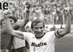 ??  ?? Derby-Held: St. Paulis Rolf Höfert feiert den 2:0-Sieg beim HSV 1977.