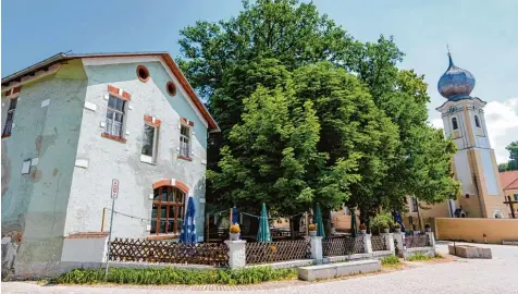  ?? Foto: Armin Weigel, dpa ?? So gehört sich’s in Bayern: Dass neben der Kirche ein Wirtshaus steht. In zahlreiche­n Orten ist das inzwischen nicht mehr so, viele Wirtshäuse­r haben dichtgemac­ht. In Eils brunn gibt’s die Gaststätte Röhrl, die laut dem Guinnessbu­ch der Rekorde das...