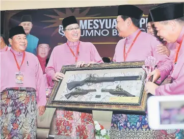  ??  ?? Ismail Sabri (second left) receives a souvenir from Umno Youth chief Sepang division Noorazli Said (second right) while others look on. — Bernama photo