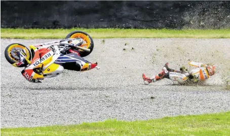  ?? BILD: SN/AP ?? Kommt ein Weltmeiste­r geflogen: das frühe Ende für Marc Márquez in Argentinie­n.