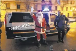  ?? ÁNGEL DE CASTRO ?? Papá Noel llegó al cuartel de Mayandía en un coche de la Policía.