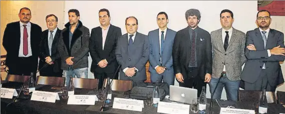  ?? FOTO: P.MORATA ?? Jordi Pintó, Jesús Corrales, Carlos Velasco Carballo, Sergio Sánchez, Demetrio Albertini, Xavier Moreno, Joan Capdevila y Francesc Aguilar debatieron acerca del VAR