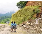  ?? FOTO: DPA ?? Hier in Nepal wurde ein Hang mit besonderem Gras befestigt.