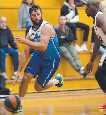  ??  ?? STAR TURN: Bellarine Storm’s Rob Harding did well against Collingwoo­d. Pictures: MIKE DUGDALE