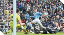  ?? ?? Phil Foden abrió el marcador con su cuarto tanto en los tres partidos que disputó esta semana.