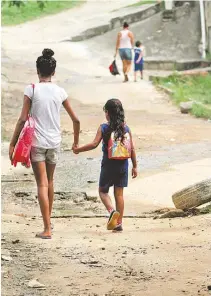  ??  ?? Em Parque Esperança, em Belford Roxo, pedestre pisam no esgoto