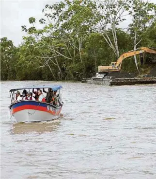  ?? FOTO: EFE ?? Uno de los seis botes entregados por la UNP al Consejo Comunitari­o del Río Curvaradó.