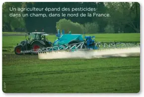  ??  ?? Un agriculteu­r épand des pesticides dans un champ, dans le nord de la France.