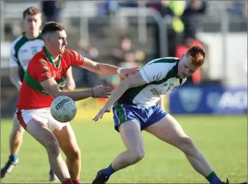  ??  ?? Rathnew’s Jamie Snell challenges AGB’s Chris O’Brien during the Renault Senior Football Championsh­ip semi-final in Joule Park Aughrim on Saturday. Photos: Joe Byrne