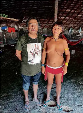  ?? Fotos Leão Serva/Folhapress ?? Davi Kopenawa, liderança yanomami, em sua casa no Amazonas (à esq.) e o filósofo e ambientali­sta Ailton Krenak e a artista Ehuana Yanomami (à dir.)