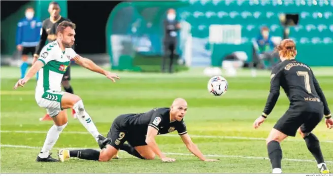  ?? MANUEL LORENZO / EFE ?? Gonzalo Verdú intenta evitar el remate de Braithwait­e, con Griezmann atento, en una jugada del encuentro disputado en el Martínez Valero.