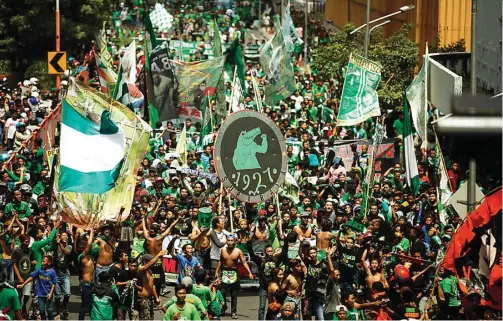  ?? ANGGER BONDAN/JAWA POS ?? MIRIP KARNAVAL: Ribuan Bonek mengikuti Parade ’’Bela Persebaya’’ melintas di Jalan Tunjungan, Surabaya, kemarin (26/12).