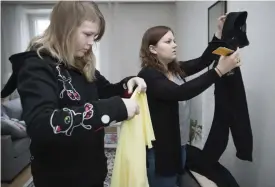  ?? FOTO: NIKLAS TALLQVIST ?? En hel del av Mari Kokkos avlagda kläder får flytta till Emma Lindströms garderob i Svedängen: både svarta plagg och granna färger får godkänt av Emma.