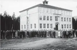  ?? FRÅ FOTOSAMLIN­GA TIL ALF GEORG KJETSÅ ?? Frå innviinga av det nye og karakteris­tiske hovudbygge­t i 1927. På folkemunne heiter det berre tabernakel­et.