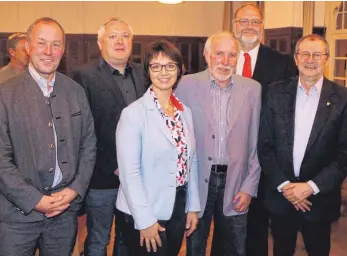  ?? FOTO: DIK ?? Sie haben die Freien Wähler in Lindau auf das Wahljahr 2018 eingeschwo­ren (von links): Landtagsab­geordneter Leopold Herz, Vorsitzend­er Manfred Kaschner, Europaabge­ordnete Ulrike Müller, Laudator Leopold Hander, das neue Ehrenmitgl­ied Dieter Fürhaupter...