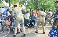  ?? HT PHOTO ?? Cops using force to disperse agitating Dalit students near Gandhi statue on Wednesday.