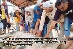  ??  ?? PENDUDUK memegang lembu sambil berniat korban di Masjid al-Ehsan, Kampung Londang, Masjid Tanah, Melaka, tahun lalu. - Gambar hiasan