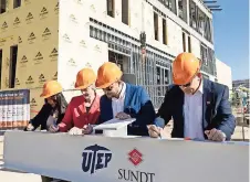  ?? ?? AYER, FUNCIONARI­OS de Sundt Constructi­on y la universida­d verificaro­n la ceremonia de finalizaci­ón