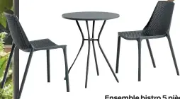  ??  ?? Mobilier de patio gris, 169 $, chez Brault & Martineau, braultetma­rtineau.com