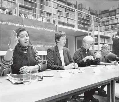  ??  ?? Frauenvolk­sbegehren reloaded. Sandra Cervik, Eva Rossmann, Elfriede Hammerl und Christine Nöstlinger bei einer Pressekonf­erenz im März 1997.