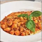  ??  ?? LA VERDADERA COCINA ITALIANA. Platos emblemátic­os como pasta asciutta al dente con salsas de calidad, antipasti, impanate rellenas de polenta y acelga.