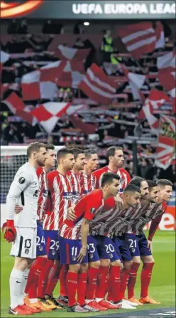  ??  ?? RIVAL A BATIR. Los jugadores del Atlético posan en el Wanda.