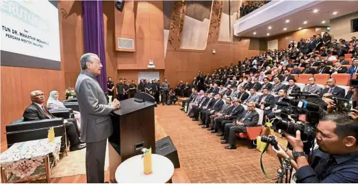  ??  ?? Let’s do this the right way: Dr Mahathir giving his speech during the special session with the entire Cabinet, Pakatan Harapan’s lawmakers and their senior officers in Putrajaya.