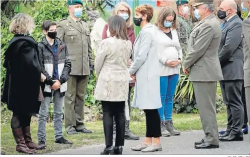  ?? VILLAR LÓPEZ / EFE ?? La ministra de Defensa, Margarita Robles (de espaldas), dando ayer el pésame a la familia del cabo fallecido tras recibir la vacuna de Astrazenec­a.