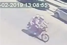  ?? (EL DOCE.TV) ?? Ataque y fuga. Una cámara de seguridad privada captó a los motochoros en plena fuga por calle Olmos. La hora de la grabación es errónea.