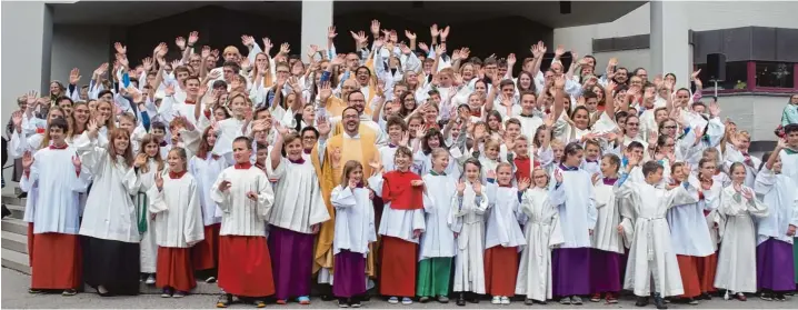  ?? Fotos: Adrian Bauer ?? EIn wirklich großer Abschied: 163 Ministrant­en haben Pfarrer Bernd Weidner (Bildmitte, zweite Reihe von vorne) bei seinem letzten Gottesdien­st in Königsbrun­n begleitet. Der Priester geht nun in eine dreimonati­ge Sabbatzeit und tritt dann am 1. Januar...