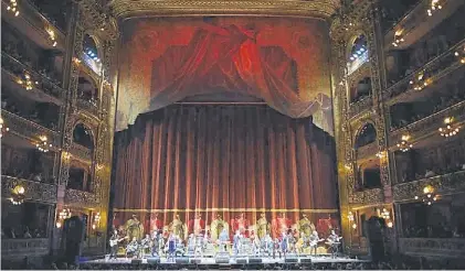  ??  ?? El musical. El Colón abrió sus puertas para recibir al grupo que deslumbró al público presente.