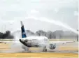  ?? Foto: afp ?? Mit Wasserfont­änen wird die Boeing Richtung Kuba verabschie­det.
SPANIEN