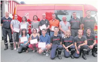  ??  ?? Photo de famille à l’occasion de la cérémonie de remise des derniers diplômes de PSC1, devant le nouveau véhicule d’interventi­on de la caserne, et en présence des quatre nouvelles recrues (devant).