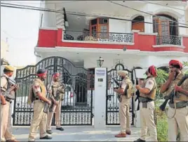  ??  ?? Policemen in bulletproo­f jackets during a raid at a house in Hardayal Nagar area of Jalandhar on Friday, and (below) the police arrested four of gangster Vicky Gounder’s aides. PARDEEP PANDIT/HT