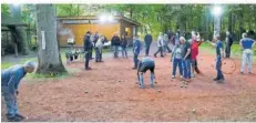  ?? FOTO: HEIKO LEHMANN ?? Bis zu 40 Personen können jetzt unbeschwer­t in Sitterswal­d Boule spielen. Der Eichenproz­essionsspi­nner wurde erfolgreic­h bekämpft.