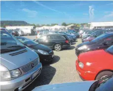  ?? FOTO: BERND ADLER ?? Bereits am Freitagnac­hmittag war neben der Ravensburg­er Oberschwab­enhalle kein freier Parkplatz mehr zu finden. Von heute an wird es noch enger, da nun das gesamte Areal für Autos gesperrt ist.