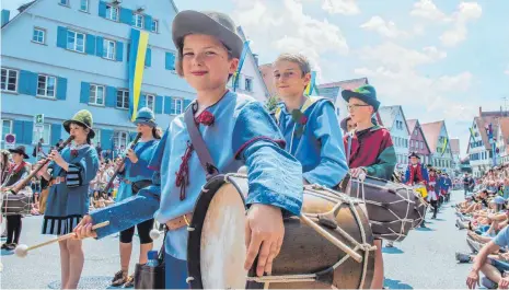  ?? FOTO: GEORG KLIEBHAN ?? Die Vaganten des Bischof-Sproll-Bildungsze­ntrums musizierte­n zusammen mit den anderen Trommlerko­rps und Spielmanns­zügen bei schönstem Wetter auf dem Biberacher Marktplatz.