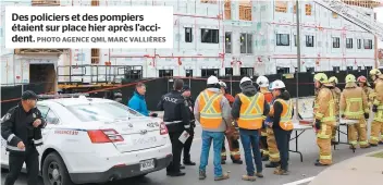  ?? PHOTO AGENCE QMI, MARC VALLIÈRES ?? Des policiers et des pompiers étaient sur place hier après l’accident.