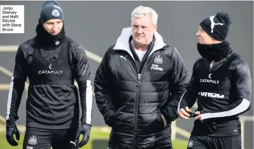  ??  ?? Jonjo Shelvey and Matt Ritchie with Steve Bruce