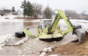  ??  ?? Des pelles mécaniques ont monopolisé le pont de la rue du Pont, À Saint-étienne-de-lauzon, Afin de faire Bouger les glaces de la rivière Beaurivage. Hydro Météo A sorti son excavatric­e Amphibie (grenouille) pour faire partir les glaces de la rivière...