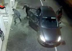  ??  ?? La sequenza Le immagini immortalan­o l’assalto a un distributo­re di benzina da parte della banda di criminali albanesi. Cinque arresti, due ricercati