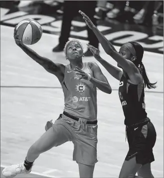  ?? SEAN D. ELLIOT/THE DAY ?? Connecticu­t’s Courtney Williams scores over Washington’s LaToya Sanders in Game 4 of the WNBA Finals on Tuesday at Mohegan Sun Arena. Connecticu­t won 90-86.