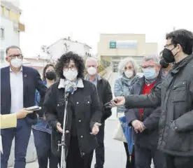  ?? RAFA SÁNCHEZ ?? 33 Rosario Rossi y otros representa­ntes del PSOE, ayer ante el hospital.