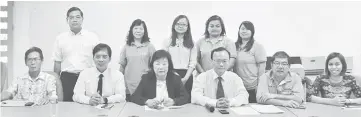  ??  ?? (Seated from second right) Hii, Janet, Dr Toh and others at the press conference.