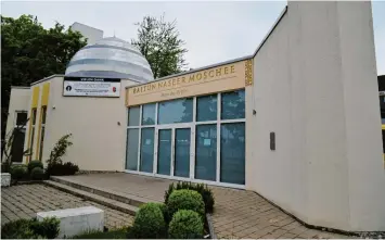  ?? Fotos: Bernd Hohlen, Stefanie Schoene ?? Die Bait-un-Naseer-Moschee in der Donauwörth­er Straße wurde im Jahr 2017 eröffnet.
