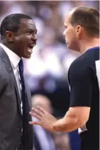  ?? NATHAN DENETTE/THE CANADIAN PRESS VIA AP ?? TRAGIS: Walaupun berhasil membawa Toronto Raptors menjadi pemuncak klasemen akhir musim reguler wilayah timur, Dwane Casey (kiri) dipecat oleh timnya kemarin.